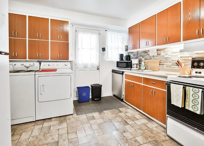 Comfortable 2-Bedroom Apartment - Free And Plentiful Parking - 10 Minutes To Airport And 15 Minutes To Downtown Montreal - Near Popular Waterfront Restaurants - Located In Beautiful Lachine